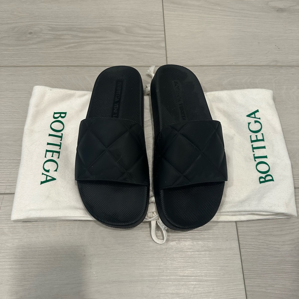 Black Bottega Venetia Slides size 8